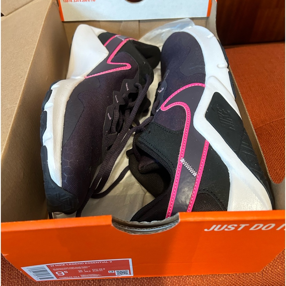 NIB women’s Nikes 9.5